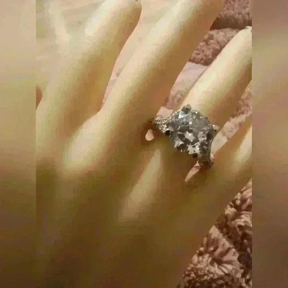 Elegant Silver Women's Ring - Picture 5 of 13